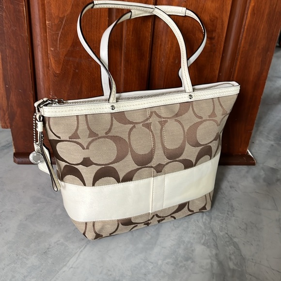 Coach Signature C pattern ivory stripe Like New shoulder bag  ivory leather Trim - Picture 13 of 16
